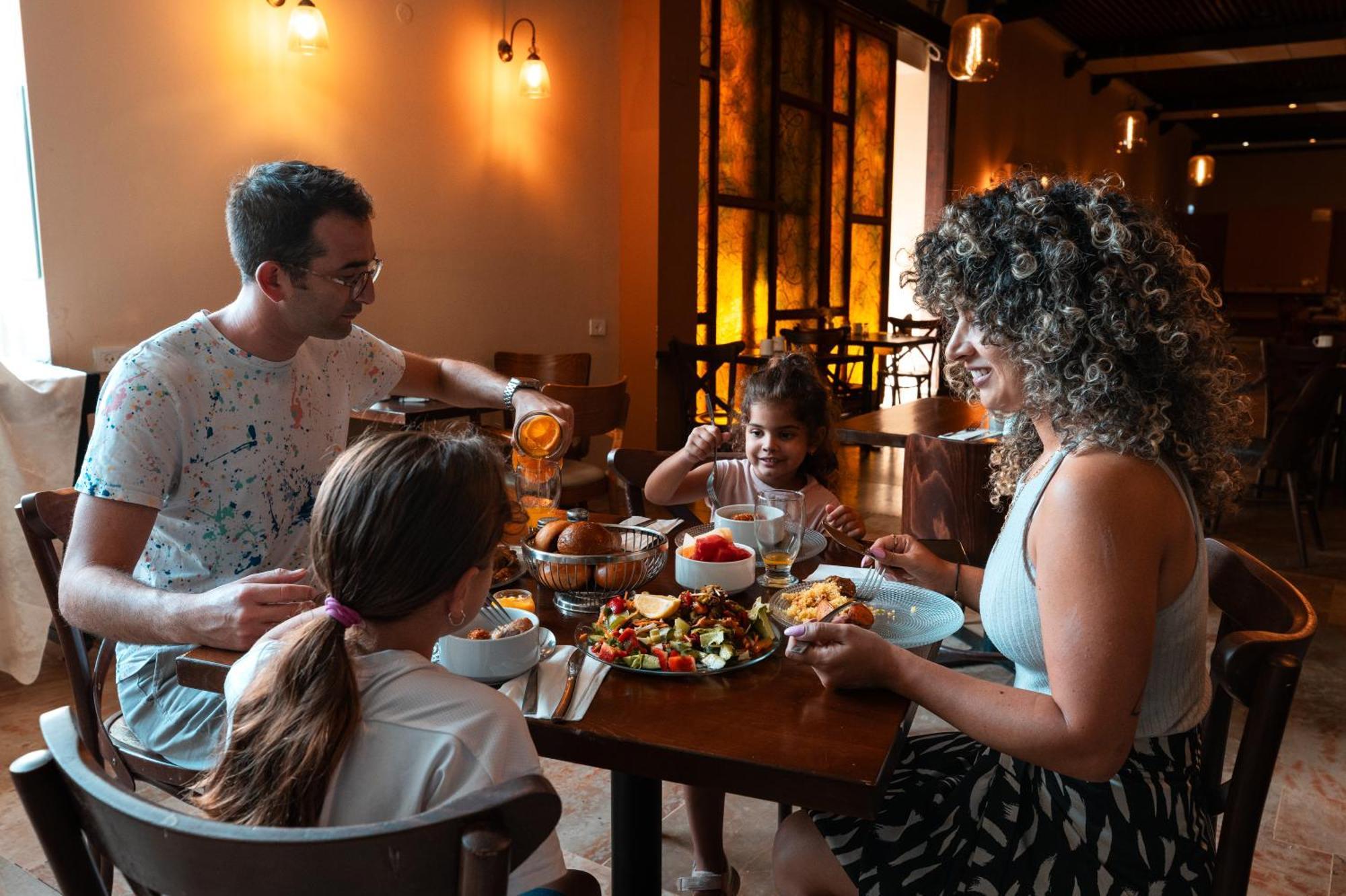 Eden Inn Zikhron Yaakov Bagian luar foto
